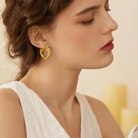 NWT  Heart Hoop Earrings 14K Gold Plated Elegant Minimalist Classic - Picture 2 of 10